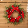 Weihnachtskranz mit roten Rosen, Schleifen und Kiefernnadeln auf rustikalem Holzgrund - Rote Rose & Band Weihnachtskranz (Kein Licht) / 50cm