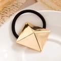Coletero negro con amuleto de pirámide dorada geométrica sobre plato blanco - Dorado - Pirámide