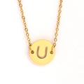 Détail du collier en acier inoxydable doré avec un pendentif rond ajouré lettre U - Lettre U