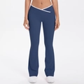 Detailansicht des V-Bunds an der marineblauen Flare-Yogahose mit weißen Kontraststreifen - S / Marineblau
