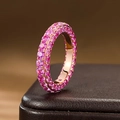 Elegante anillo de oro rosa con doble fila de cristales rosas sobre cuero negro - US 5 / Oro rosa