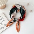 Foulard en soie plissé aux rayures colorées orange et vertes avec un style élégant noué - Bord Orange Rayures Mixtes