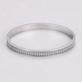 Primer plano de brazalete de acero inoxidable plateado con incrustaciones de circonitas - Color Acero