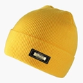 Dettaglio di un berretto in maglia a coste giallo acceso con placca in metallo fashion - L (58-60cm) / Giallo Brillante