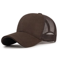 Dunkelbraune Mesh-Trucker-Cap mit minimalistischer Baumwollfront und gebogenem Schirm - Kaffeebraun