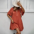 Robe courte terracotta à col en V à volants et détails boutonnés sur fond en bois blanc - S / Orange