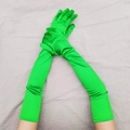Dettaglio di guanti lunghi in raso verde smeraldo con elegante trama di seta per feste - Taglia unica / Verde Erba