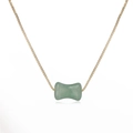 Détail d'un pendentif en pierre verte en forme de bambou sur une chaîne dorée maille - Aventurine Verte