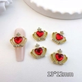 Vista macro de dijes de corona para uñas de 13x12mm con corazones rojos y cristalería - Dorado-Rojo