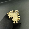 Detailweergave van vintage gouden hartvormige metalen manchet met gehamerde textuur en kraal - B19 Ring / Goud