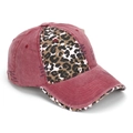 Détail d'une casquette en coton bordeaux délavé avec patchwork léopard et coutures apparentes - Taille unique / Bordeaux