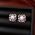 Vista macro degli orecchini a fiore con perle placcati oro 18k in scatola portagioie nera - Perno per orecchini in argento - Oro - Placcato in oro vero 18K / Oro