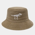 Nahaufnahme der weißen Dinosaurier-Skelett-Stickerei auf einem khakifarbenen Anglerhut - M (56-58cm) / Khaki