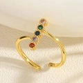Détail de la bague dorée réglable ornée de cinq pierres de zircon colorées à la verticale - Ouvert Réglable / Bague avec 5 Zircones Colorées