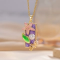 Collana rettangolare dorata con smalto viola, fiore rosa e perla su una catena d'oro - Viola (A23)