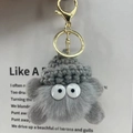 Porte-clés monstre en peluche grise avec bonnet tricoté et grands yeux sur anneau doré - Gris Ardoise