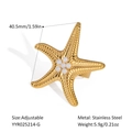 Detailaufnahme des goldenen Seestern-Rings mit weißen Perlen und verstellbarer Ringschiene - Goldener Stil (YYR025214-G)