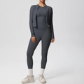 Vue détaillée de l'ensemble de yoga 3 pièces gris-bleu avec veste ajustée, débardeur et legging - Gris Graphite