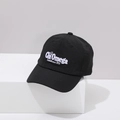 Detalle del bordado blanco Chi Omega 1895 en una gorra negra de secado rápido - Negro