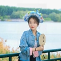Himmelblaues chinesisches Top mit Blumenschmuck und traditionellem Faltfächer - Erster Blick Blau (Materialset)