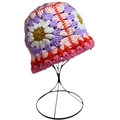 Handgefertigter Häkelhut mit bunten Blumenmustern in Rosa, Lila und Weiß für Damen - M (56-58cm) / Lila-rosa Patchwork-Hut