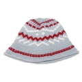 Détail d'un chapeau cloche en maille Fair Isle bleu clair avec motifs de vagues rouges - M (56-58cm) / Gris