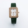 Dettaglio dell'orologio quadrato dorato con lunetta di cristalli e cinturino verde - Quadrante Romano Verde