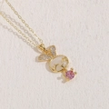 Collana con ciondolo a coniglio dorato con resina bianca e cristallo rosa su beige - Coniglio in Zircone Rosa