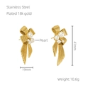 Dettaglio di orecchini a fiocco placcati oro 18k con perle, dimensioni 41x19mm - Stile Perla e Fiocco