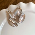 Dettaglio di orecchini a perno in metallo argento irregolare su un piatto di ceramica - Forma a Foglia Torta Irregolare / Argento (Ago in Argento S925)
