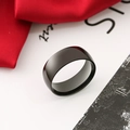 Foto macro de un anillo negro abovedado de acero de 8mm sobre seda roja - US 7 / Negro