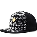 Cappello hip hop nero con strass borchiati e dettaglio centrale dorato lucido - Regolabile / Stile di Decorazione in Strass Nero Completo (JX-39535)
