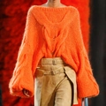 Dettaglio maglione in mohair a maglia grossa arancione con pantaloni scamosciati kaki - Taglia unica / Rosso Arancio