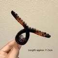 Große 11,5 cm dunkelbraune Haarklammer mit gedrehtem geometrischem Design für Frisuren - Bernstein Kreuzform
