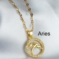 Collier Bélier doré avec zircons micro-pavés sur fond de soie argentée élégante - Bélier