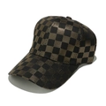 Dettaglio macro del motivo a scacchi oro e nero su un cappellino da baseball alla moda - Nero/Oro