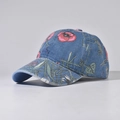 Détail de la casquette en denim bleu foncé avec broderie florale rouge vintage - Réglable / Style Chinois Floral 4