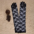 Elegantes guantes largos de encaje negro con motivos florales sobre fondo beige - Talla única / 53cm Negro