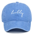 Dettaglio del ricamo bianco HUBBY su cappello da baseball in cotone lavato blu - Regolabile / Azzurro