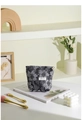Détail de la texture jacquard à fleurs grises et étiquette de la trousse de toilette - Fleur 3D Noir Gris Petit