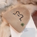 Gorro de punto grueso caqui con bordado de oso y etiqueta de cara sonriente verde - Estilo Bordado de Oso / Marrón