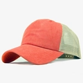 Dettaglio del cappello trucker in cotone lavato con rete traspirante e cinturino - Regolabile / Arancione