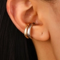 Ear cuff a forma di C irregolari color oro e argento mostrati in vista ravvicinata - Set Forma C Oro Argento (A-1011+A-1012)
