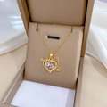 Nahaufnahme der goldenen Titanhalskette mit doppelten herzförmigen Kristallen und Zirkonia - Goldkette + Weißes Herz (E207)