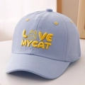 Primer plano del bordado amarillo LOVE MY CAT en una gorra de béisbol de algodón azul - Azul claro / 52cm 2-5 Años