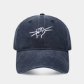 Gros plan sur la broderie poing d'une casquette de baseball vintage en denim délavé - Réglable / Bleu marine