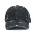 Gewassen zwarte denim baseballpet met distressed gaten en een vintage retro uitstraling - Zwart Denim