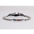 Makroaufnahme von Silberperlenarmband mit Regenbogen-Zirkonia und schwarzer Kordel - Silber