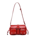 Détail du sac rouge en similicuir avec deux poches zippées et des finitions argentées - Bordeaux