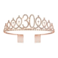 Dettaglio della corona di compleanno in oro rosa con strass scintillanti e numero trenta - 30 Anni